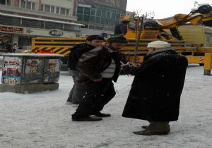 Geçim derdinin yaş sınırı yok...!